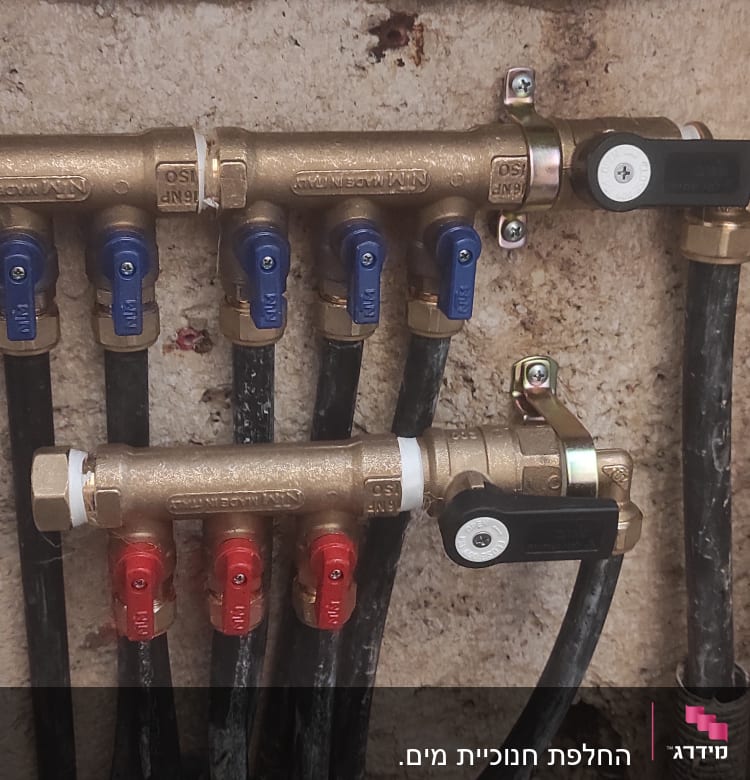 ברזים וצינורות פלסטיק במערכת אינסטלציה